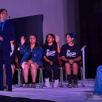 Grupo de actores en escena. 