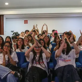 Grupo de personas en las butacas de un auditorio.
