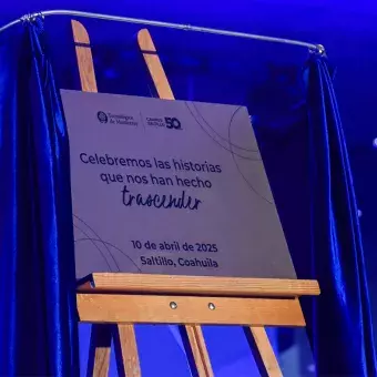 Placa del 50 aniversario de campus Saltillo. 