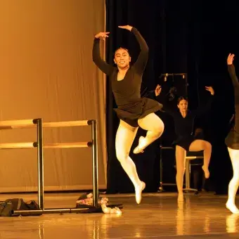 Bailarinas del Tec de Monterrey campus Laguna realizan figuras de ballet