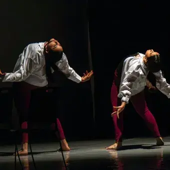 Danzan bajo una iluminación del Teatro Isauro Martínez