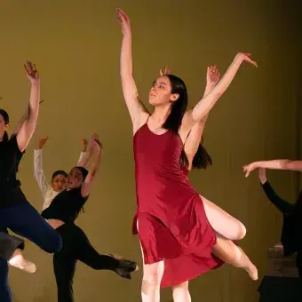 Bailarinas con diferentes vestuarios realizan formas en el Teatro Isauro Martínez