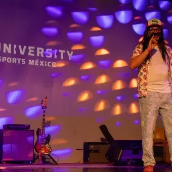 SoliBolita, creador de contenido, dando su plática