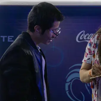 SoliBolita firmando autógrafos