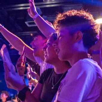 Público emocionado en el concierto de cierre