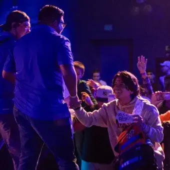 Presentadores interactuando con el público