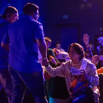 Presentadores interactuando con el público