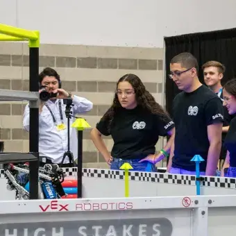 Alumnos en competencia de robots.