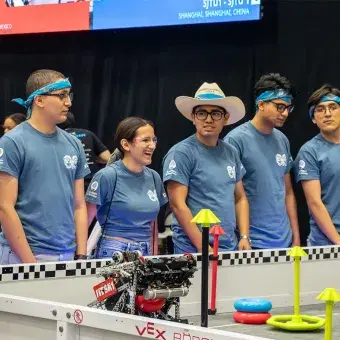 Alumnos participando en torneo de robótica. 