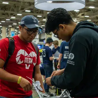 Alumnos reparando un robot. 