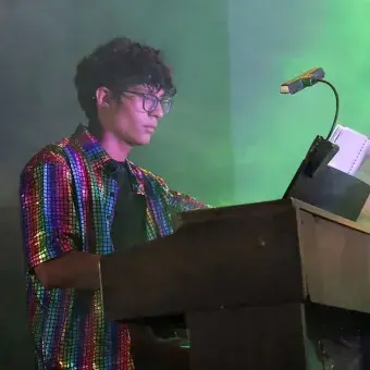 Estudiante tocando el piano