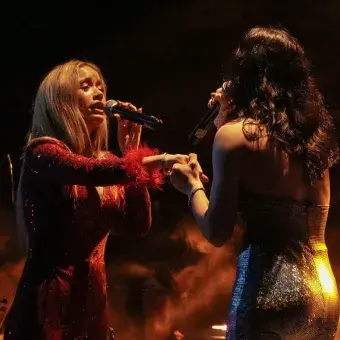 Estudiantes cantando juntas