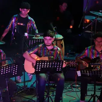 Estudiantes tocando la guitarra