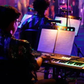 Estudiante tocando el teclado