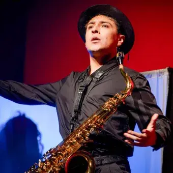 Estudiante del campus Toluca con su saxofón, parte del equipo ganador de Tec Talent 2025