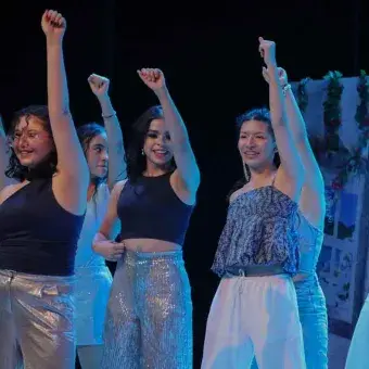 Estudiantes bailando 