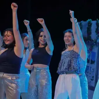 Estudiantes bailando 