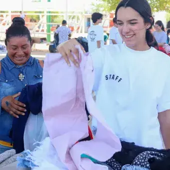 Dos mujeres viendo ropa