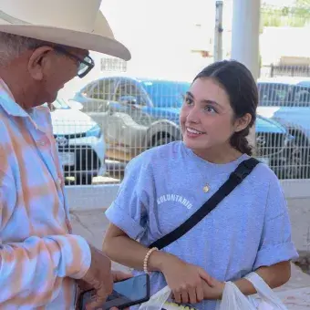 Mujer joven platicando con hombre mayor.