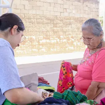 Dos mujeres viendo ropa.