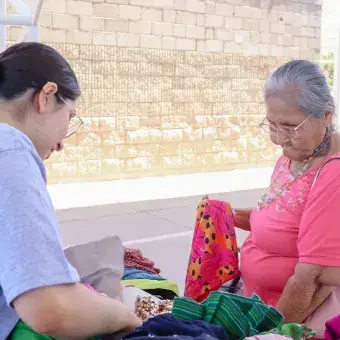 Dos mujeres viendo ropa.