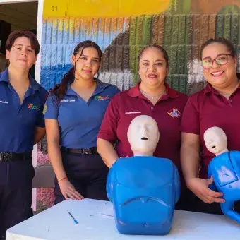 4 personas de personal médico posando juntas. 
