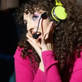 Closeup de chica con atendo dosmilero y pelo rizado.