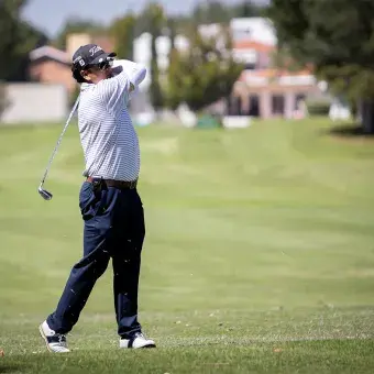 Participante del EXATEC Blue Open ejecuta su golpe en el fairway del Club de Golf Pachuca durante el torneo organizado por el Tec de Monterrey campus Hidalgo y la asociación EXATEC en apoyo a Líderes del Mañana.