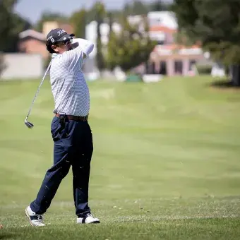 Participante del EXATEC Blue Open ejecuta su golpe en el fairway del Club de Golf Pachuca durante el torneo organizado por el Tec de Monterrey campus Hidalgo y la asociación EXATEC en apoyo a Líderes del Mañana.