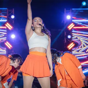 Alumna levantando el brazo. 