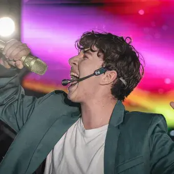 Alumno cantando en musical. 