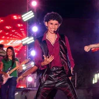 Alumno presentando canción. 