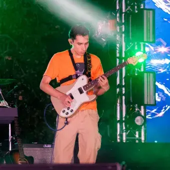 Alumno tocando la guitarra. 