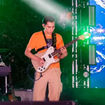 Alumno tocando la guitarra. 