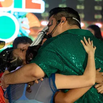 Alumnos abrazándose. 