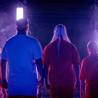 Alumnos bailando de espaldas. 