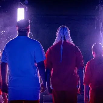 Alumnos bailando de espaldas. 