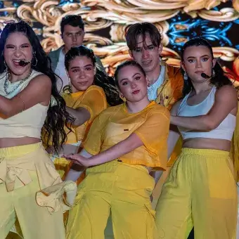 Alumnos bailando en concierto. 