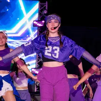 Alumnos presentando número musical en concierto. 