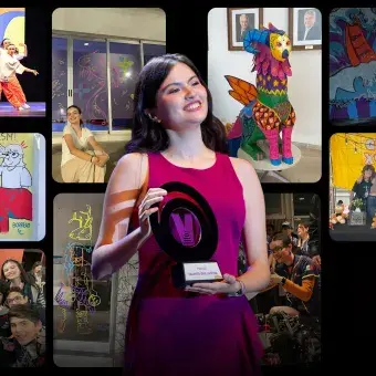 Collage de fotos que muestran actividades de arte como baile, teatro e ilustración con una imagen al centro de una joven adolescente sosteniendo un trofeo circular que dice "Talento que Inspira". 