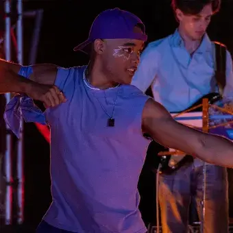 bailarín en concierto. 