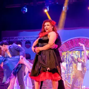 Estudiantes del Tec de Monterrey campus Laguna bailan al ritmo de las canciones de GREASE