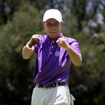 Participante del EXATEC Blue Open celebra con entusiasmo su desempeño durante el torneo benéfico realizado en el Club de Golf Pachuca.