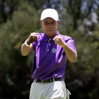 Participante del EXATEC Blue Open celebra con entusiasmo su desempeño durante el torneo benéfico realizado en el Club de Golf Pachuca.