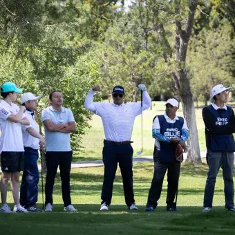 Golfistas, donadores y asistentes al EXATEC Blue Open conviven entre turnos durante el torneo benéfico realizado en el Club de Golf Pachuca, organizado por el Tec de Monterrey campus Hidalgo y la asociación EXATEC.