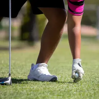 Participante del EXATEC Blue Open coloca su pelota antes del golpe inicial durante el torneo realizado en el Club de Golf Pachuca, en apoyo al programa Líderes del Mañana del Tec de Monterrey.