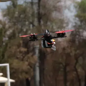 Drone volando en el exterior.
