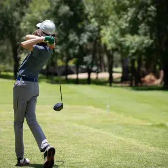 Golfista realiza su golpe de salida durante el torneo EXATEC Blue Open en el campo del Club de Golf Pachuca, como parte de la jornada a beneficio del programa Líderes del Mañana.
