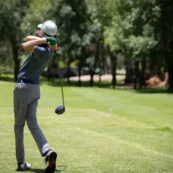 Golfista realiza su golpe de salida durante el torneo EXATEC Blue Open en el campo del Club de Golf Pachuca, como parte de la jornada a beneficio del programa Líderes del Mañana.