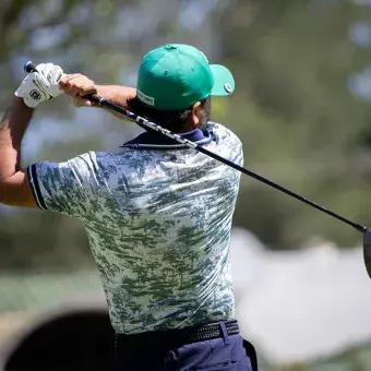 Jugador realiza golpe inicial durante el torneo EXATEC Blue Open en el campo de golf del Club de Golf Pachuca.